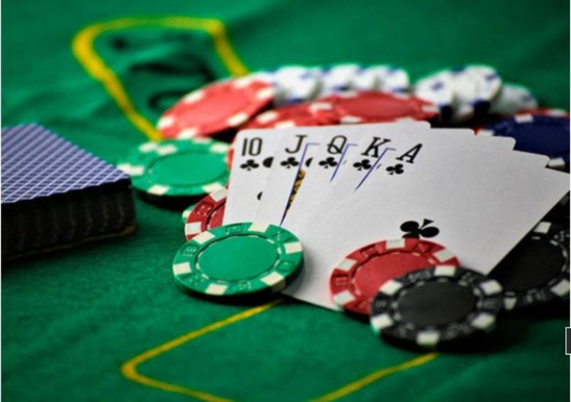 Những lá bài cùng con chip trên bàn poker